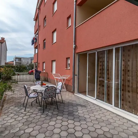 One Bedroom Matej شقة *