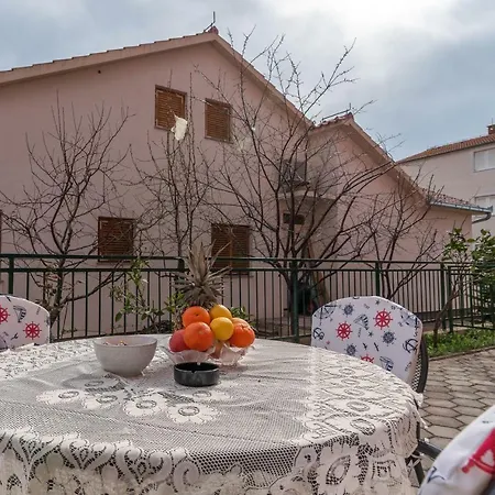 One Bedroom Matej شقة *